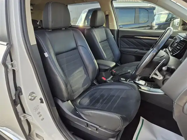 三菱 アウトランダー ＰＨＥＶ G ナビパッケージ 鹿児島県 2015(平27)年 8.1万km シルキーホワイト マルチアラウンドモニター　/レーダークルーズコントロール　/Ｄ＋Ｎ席シートヒーター　/Ｄ席パワーシート　/パワーバックドア　/ＦＣＭブレーキアシスト　/ステアリングヒーター　/社外レーダー　/１００Ｖ充電/純正SDナビ(J-13)/Bluetoothオーディオ/フルセグテレビ/前後コーナーセンサー/横滑り防止装置/レーンキープアシスト/社外前後ドライブレコーダー/ビルトインETC/プッシュスタート/スマートキー/エアバック(W+サイド)