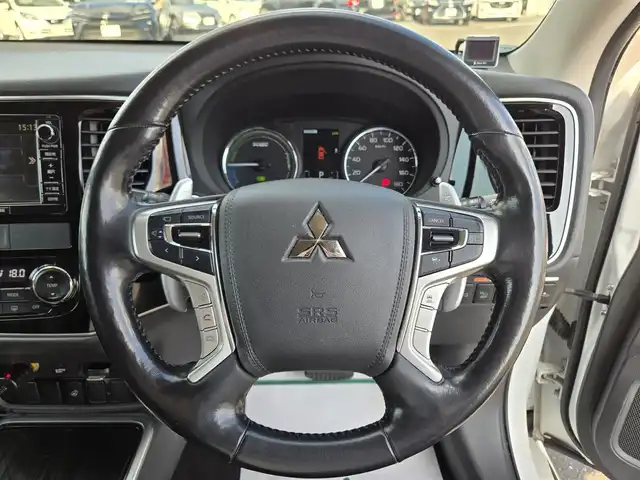 三菱 アウトランダー ＰＨＥＶ G ナビパッケージ 鹿児島県 2015(平27)年 8.1万km シルキーホワイト マルチアラウンドモニター　/レーダークルーズコントロール　/Ｄ＋Ｎ席シートヒーター　/Ｄ席パワーシート　/パワーバックドア　/ＦＣＭブレーキアシスト　/ステアリングヒーター　/社外レーダー　/１００Ｖ充電/純正SDナビ(J-13)/Bluetoothオーディオ/フルセグテレビ/前後コーナーセンサー/横滑り防止装置/レーンキープアシスト/社外前後ドライブレコーダー/ビルトインETC/プッシュスタート/スマートキー/エアバック(W+サイド)