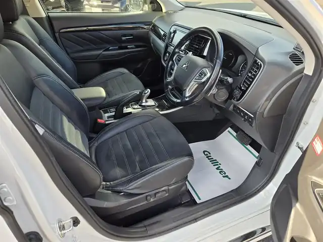 三菱 アウトランダー ＰＨＥＶ G ナビパッケージ 鹿児島県 2015(平27)年 8.1万km シルキーホワイト マルチアラウンドモニター　/レーダークルーズコントロール　/Ｄ＋Ｎ席シートヒーター　/Ｄ席パワーシート　/パワーバックドア　/ＦＣＭブレーキアシスト　/ステアリングヒーター　/社外レーダー　/１００Ｖ充電/純正SDナビ(J-13)/Bluetoothオーディオ/フルセグテレビ/前後コーナーセンサー/横滑り防止装置/レーンキープアシスト/社外前後ドライブレコーダー/ビルトインETC/プッシュスタート/スマートキー/エアバック(W+サイド)