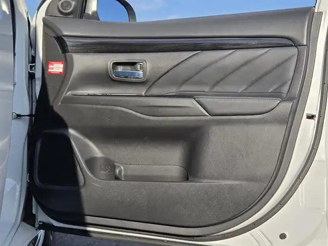 三菱 アウトランダー ＰＨＥＶ G ナビパッケージ 鹿児島県 2015(平27)年 8.1万km シルキーホワイト マルチアラウンドモニター　/レーダークルーズコントロール　/Ｄ＋Ｎ席シートヒーター　/Ｄ席パワーシート　/パワーバックドア　/ＦＣＭブレーキアシスト　/ステアリングヒーター　/社外レーダー　/１００Ｖ充電/純正SDナビ(J-13)/Bluetoothオーディオ/フルセグテレビ/前後コーナーセンサー/横滑り防止装置/レーンキープアシスト/社外前後ドライブレコーダー/ビルトインETC/プッシュスタート/スマートキー/エアバック(W+サイド)