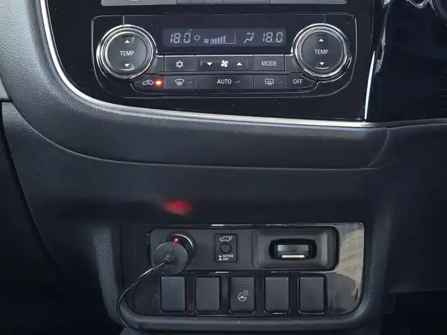 三菱 アウトランダー ＰＨＥＶ G ナビパッケージ 鹿児島県 2015(平27)年 8.1万km シルキーホワイト マルチアラウンドモニター　/レーダークルーズコントロール　/Ｄ＋Ｎ席シートヒーター　/Ｄ席パワーシート　/パワーバックドア　/ＦＣＭブレーキアシスト　/ステアリングヒーター　/社外レーダー　/１００Ｖ充電/純正SDナビ(J-13)/Bluetoothオーディオ/フルセグテレビ/前後コーナーセンサー/横滑り防止装置/レーンキープアシスト/社外前後ドライブレコーダー/ビルトインETC/プッシュスタート/スマートキー/エアバック(W+サイド)