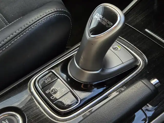 三菱 アウトランダー ＰＨＥＶ G ナビパッケージ 鹿児島県 2015(平27)年 8.1万km シルキーホワイト マルチアラウンドモニター　/レーダークルーズコントロール　/Ｄ＋Ｎ席シートヒーター　/Ｄ席パワーシート　/パワーバックドア　/ＦＣＭブレーキアシスト　/ステアリングヒーター　/社外レーダー　/１００Ｖ充電/純正SDナビ(J-13)/Bluetoothオーディオ/フルセグテレビ/前後コーナーセンサー/横滑り防止装置/レーンキープアシスト/社外前後ドライブレコーダー/ビルトインETC/プッシュスタート/スマートキー/エアバック(W+サイド)