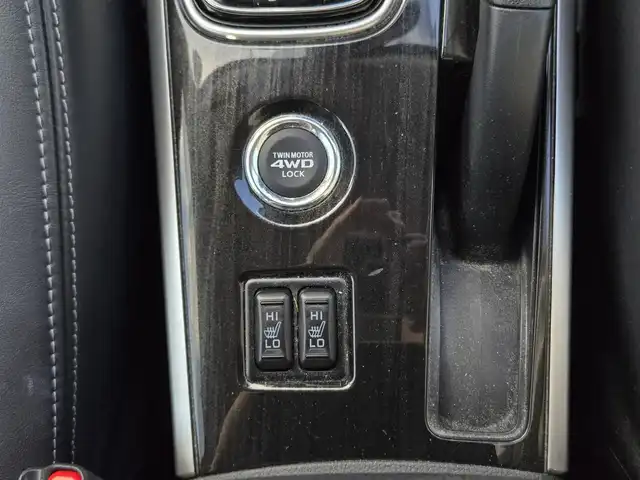 三菱 アウトランダー ＰＨＥＶ G ナビパッケージ 鹿児島県 2015(平27)年 8.1万km シルキーホワイト マルチアラウンドモニター　/レーダークルーズコントロール　/Ｄ＋Ｎ席シートヒーター　/Ｄ席パワーシート　/パワーバックドア　/ＦＣＭブレーキアシスト　/ステアリングヒーター　/社外レーダー　/１００Ｖ充電/純正SDナビ(J-13)/Bluetoothオーディオ/フルセグテレビ/前後コーナーセンサー/横滑り防止装置/レーンキープアシスト/社外前後ドライブレコーダー/ビルトインETC/プッシュスタート/スマートキー/エアバック(W+サイド)