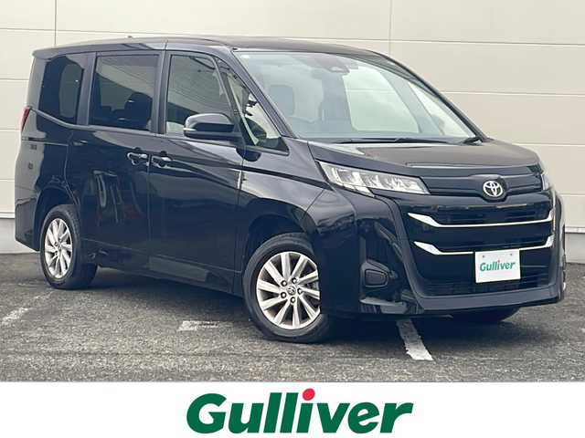 トヨタ ノア G 鹿児島県 2022(令4)年 9.1万km アティチュードブラックマイカ 8人乗り 純正ナビ バックC Bluetooth再生 両側電動スライドドア ビルドインETC2.0 USBポート レーダークルーズコントロール オートLEDヘッドライト 純正16インチAW フロアマット オート電動格納ドアミラー スマートキー