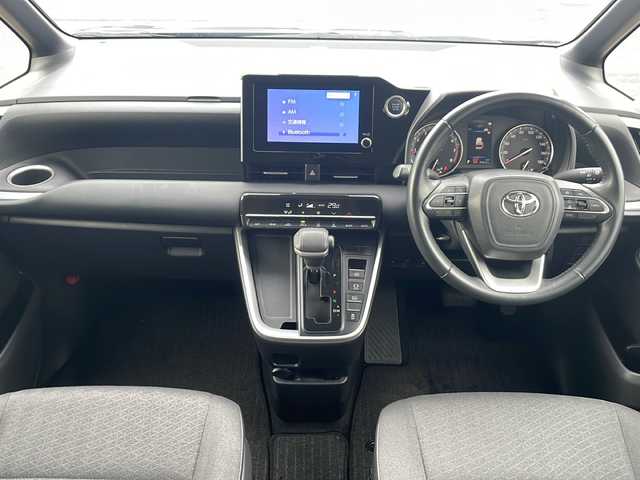 トヨタ ノア G 鹿児島県 2022(令4)年 9.1万km アティチュードブラックマイカ 8人乗り 純正ナビ バックC Bluetooth再生 両側電動スライドドア ビルドインETC2.0 USBポート レーダークルーズコントロール オートLEDヘッドライト 純正16インチAW フロアマット オート電動格納ドアミラー スマートキー