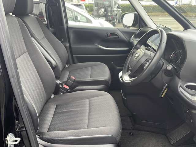 トヨタ ノア G 鹿児島県 2022(令4)年 9.1万km アティチュードブラックマイカ 8人乗り 純正ナビ バックC Bluetooth再生 両側電動スライドドア ビルドインETC2.0 USBポート レーダークルーズコントロール オートLEDヘッドライト 純正16インチAW フロアマット オート電動格納ドアミラー スマートキー