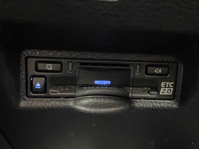 トヨタ ノア G 鹿児島県 2022(令4)年 9.1万km アティチュードブラックマイカ 8人乗り 純正ナビ バックC Bluetooth再生 両側電動スライドドア ビルドインETC2.0 USBポート レーダークルーズコントロール オートLEDヘッドライト 純正16インチAW フロアマット オート電動格納ドアミラー スマートキー