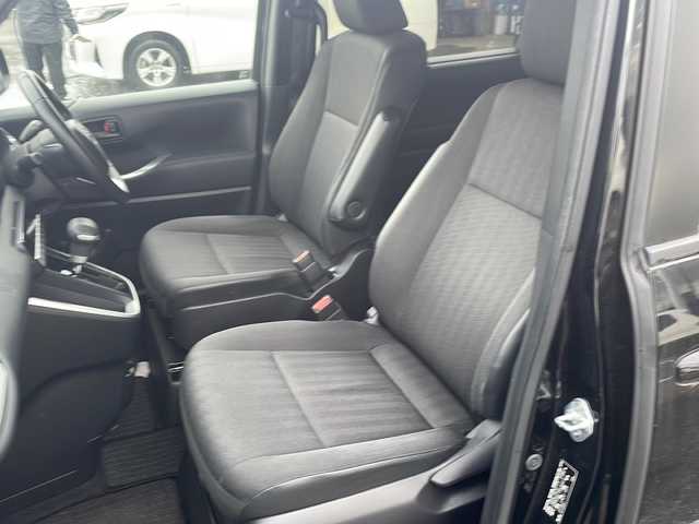 トヨタ ノア G 鹿児島県 2022(令4)年 9.1万km アティチュードブラックマイカ 8人乗り 純正ナビ バックC Bluetooth再生 両側電動スライドドア ビルドインETC2.0 USBポート レーダークルーズコントロール オートLEDヘッドライト 純正16インチAW フロアマット オート電動格納ドアミラー スマートキー