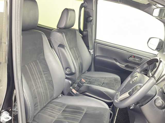 トヨタ エスクァイア ハイブリッド Gi プレミアムパッケージ ブラックテーラード 茨城県 2021(令3)年 4.2万km ブラック 純正ナビ/フルセグTV/バックカメラ/TRDエアロ/ドライブレコーダー/クルーズコントロール/フリップダウンモニター/両側パワースライドドア/ハーフレザーシート/純正15インチアルミホイール/コーナーセンサー/レーンアシスト/LEDヘッドライト