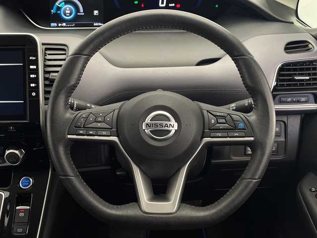 日産 セレナ e－パワー ハイウェイスター V 宮崎県 2020(令2)年 2.5万km インペリアルアンバーP 禁煙車/純正9型SDナビ(MM520D-L)/フルセグTV/CD/DVD/Bluetooth/アラウンドビューモニター/スマートキー　スペア1本/プロパイロット/エマージェンシーブレーキ/コーナーセンサー/ブラインドスポット/両側パワスラ/デジタルインナーミラー/USBポート/純正LEDオートライト/純正オートハイビーム/純正フロアマット/純正16インチアルミホイル/ステアリングスイッチ/プッシュスタート/ドラレコ前後/ETC