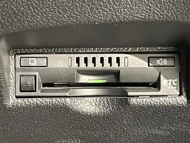 トヨタ プリウス A プレミアム　ツーリングセレ 愛知県 2021(令3)年 8.4万km プラチナホワイトパールマイカ 純正９インチナビ　/（AM/FM/DISC/フルセグTV/SD/Bluetooth)/モデリスタフルエアロ　/ワイヤレス充電　/トヨタセーフティセンス　/　　-衝突軽減ブレーキ/　　-レーンキープアシスト/　　-オートマチックハイビーム/　　-レーダークルーズコントロール/ＡＣ１００Ｖ　/インテリジェントパーキングアシスト/シートヒーター/エアシート　/ビルトインＥＴＣ　/バックカメラ/ブラインドスポットモニター　/デジタルインナーミラー　/ヘッドアップディスプレイ/クリアランスソナー/ＬＥＤヘッドライト/LEDフォグランプ/パワーシート/ドライブレコーダー/純正フロアマット/黒レザーシート