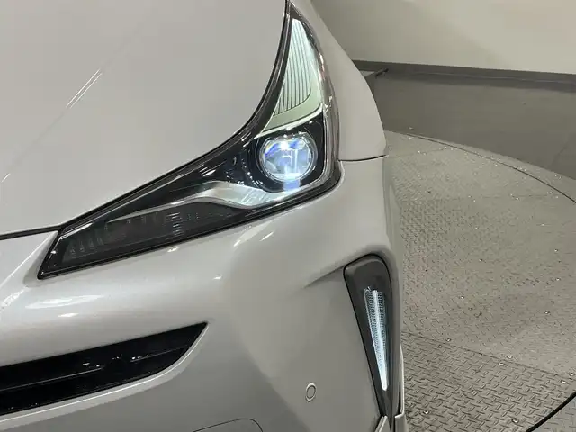トヨタ プリウス A プレミアム　ツーリングセレ 愛知県 2021(令3)年 8.4万km プラチナホワイトパールマイカ 純正９インチナビ　/（AM/FM/DISC/フルセグTV/SD/Bluetooth)/モデリスタフルエアロ　/ワイヤレス充電　/トヨタセーフティセンス　/　　-衝突軽減ブレーキ/　　-レーンキープアシスト/　　-オートマチックハイビーム/　　-レーダークルーズコントロール/ＡＣ１００Ｖ　/インテリジェントパーキングアシスト/シートヒーター/エアシート　/ビルトインＥＴＣ　/バックカメラ/ブラインドスポットモニター　/デジタルインナーミラー　/ヘッドアップディスプレイ/クリアランスソナー/ＬＥＤヘッドライト/LEDフォグランプ/パワーシート/ドライブレコーダー/純正フロアマット/黒レザーシート