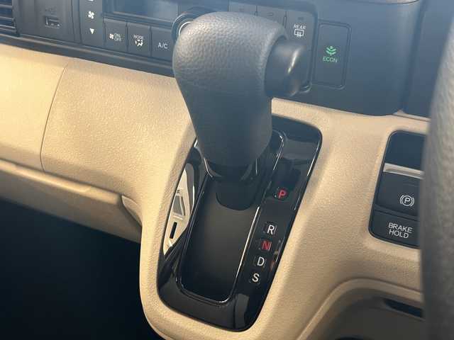 ホンダ Ｎ ＢＯＸ ファッションスタイル 岐阜県 2023(令5)年 0.3万km 黄 純正8インチディスプレイオーディオ/・Bluetooh/・AppleCarPlay/・AndroidAuto/・USB/両側パワースライドドア/左右独立式リアセンターアームレスト/コンビニフック付シートバックテーブル(運転席＆助手席)/オートリトラミラー/ETC2.0/前後純正ドライブレコーダー/ホンダセンシング/・アダプティブクルーズコントロール/・衝突軽減ブレーキ/・車線維持支援システム(LKAS)/・路外逸脱抑制機能/・パーキングセンサーシステム/・誤発進抑制機能/・後方誤発進抑制機能/先行車発進お知らせ機能/標識認識機能/LEDヘッドライト/・オートハイビーム/ステアリングスイッチ/ECONスイッチ/・アイドリングストップ/後席チップアップスライド機構/D+N席シートヒーター/電子制御パーキングブレーキ/オートブレーキホールド機能/プッシュスタート/スマートキー/スペアキー/取扱説明書/保証書