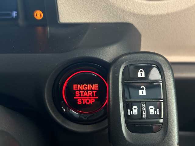 ホンダ Ｎ ＢＯＸ ファッションスタイル 岐阜県 2023(令5)年 0.3万km 黄 純正8インチディスプレイオーディオ/・Bluetooh/・AppleCarPlay/・AndroidAuto/・USB/両側パワースライドドア/左右独立式リアセンターアームレスト/コンビニフック付シートバックテーブル(運転席＆助手席)/オートリトラミラー/ETC2.0/前後純正ドライブレコーダー/ホンダセンシング/・アダプティブクルーズコントロール/・衝突軽減ブレーキ/・車線維持支援システム(LKAS)/・路外逸脱抑制機能/・パーキングセンサーシステム/・誤発進抑制機能/・後方誤発進抑制機能/先行車発進お知らせ機能/標識認識機能/LEDヘッドライト/・オートハイビーム/ステアリングスイッチ/ECONスイッチ/・アイドリングストップ/後席チップアップスライド機構/D+N席シートヒーター/電子制御パーキングブレーキ/オートブレーキホールド機能/プッシュスタート/スマートキー/スペアキー/取扱説明書/保証書