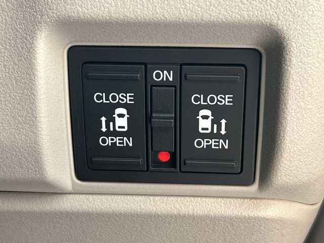 ホンダ Ｎ ＢＯＸ ファッションスタイル 岐阜県 2023(令5)年 0.3万km 黄 純正8インチディスプレイオーディオ/・Bluetooh/・AppleCarPlay/・AndroidAuto/・USB/両側パワースライドドア/左右独立式リアセンターアームレスト/コンビニフック付シートバックテーブル(運転席＆助手席)/オートリトラミラー/ETC2.0/前後純正ドライブレコーダー/ホンダセンシング/・アダプティブクルーズコントロール/・衝突軽減ブレーキ/・車線維持支援システム(LKAS)/・路外逸脱抑制機能/・パーキングセンサーシステム/・誤発進抑制機能/・後方誤発進抑制機能/先行車発進お知らせ機能/標識認識機能/LEDヘッドライト/・オートハイビーム/ステアリングスイッチ/ECONスイッチ/・アイドリングストップ/後席チップアップスライド機構/D+N席シートヒーター/電子制御パーキングブレーキ/オートブレーキホールド機能/プッシュスタート/スマートキー/スペアキー/取扱説明書/保証書