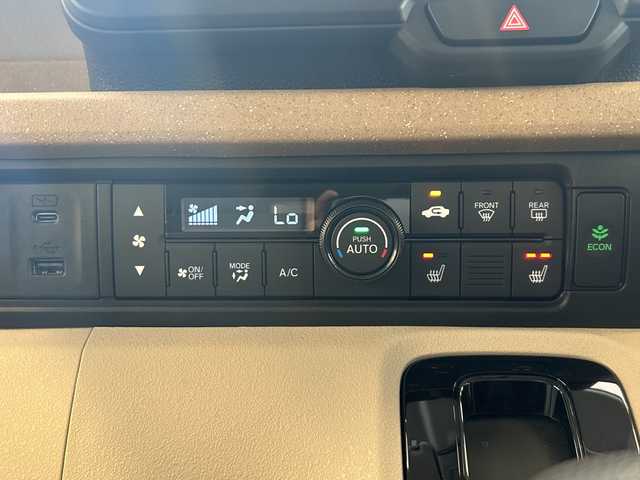 ホンダ Ｎ ＢＯＸ ファッションスタイル 岐阜県 2023(令5)年 0.3万km 黄 純正8インチディスプレイオーディオ/・Bluetooh/・AppleCarPlay/・AndroidAuto/・USB/両側パワースライドドア/左右独立式リアセンターアームレスト/コンビニフック付シートバックテーブル(運転席＆助手席)/オートリトラミラー/ETC2.0/前後純正ドライブレコーダー/ホンダセンシング/・アダプティブクルーズコントロール/・衝突軽減ブレーキ/・車線維持支援システム(LKAS)/・路外逸脱抑制機能/・パーキングセンサーシステム/・誤発進抑制機能/・後方誤発進抑制機能/先行車発進お知らせ機能/標識認識機能/LEDヘッドライト/・オートハイビーム/ステアリングスイッチ/ECONスイッチ/・アイドリングストップ/後席チップアップスライド機構/D+N席シートヒーター/電子制御パーキングブレーキ/オートブレーキホールド機能/プッシュスタート/スマートキー/スペアキー/取扱説明書/保証書