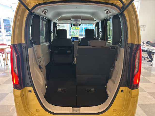 ホンダ Ｎ ＢＯＸ ファッションスタイル 岐阜県 2023(令5)年 0.3万km 黄 純正8インチディスプレイオーディオ/・Bluetooh/・AppleCarPlay/・AndroidAuto/・USB/両側パワースライドドア/左右独立式リアセンターアームレスト/コンビニフック付シートバックテーブル(運転席＆助手席)/オートリトラミラー/ETC2.0/前後純正ドライブレコーダー/ホンダセンシング/・アダプティブクルーズコントロール/・衝突軽減ブレーキ/・車線維持支援システム(LKAS)/・路外逸脱抑制機能/・パーキングセンサーシステム/・誤発進抑制機能/・後方誤発進抑制機能/先行車発進お知らせ機能/標識認識機能/LEDヘッドライト/・オートハイビーム/ステアリングスイッチ/ECONスイッチ/・アイドリングストップ/後席チップアップスライド機構/D+N席シートヒーター/電子制御パーキングブレーキ/オートブレーキホールド機能/プッシュスタート/スマートキー/スペアキー/取扱説明書/保証書