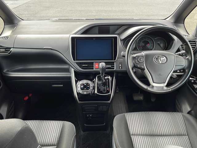 トヨタ ヴォクシー ZS 煌Ⅱ 岩手県 2019(令1)年 7.5万km ブラック 純正10インチナビ(CD/DVD/SD/ラジオ/BT)/純正フリップダウンモニター/フルセグテレビ/バックカメラ/両側パワースライドドア/プリクラッシュセーフティ/レーンディパチャーアラート/オートマチックハイビーム/クルーズコントロール/ビルトインETC/横滑り防止機能/コーナーセンサー/アイドリングストップ/プッシュスタート/スマートキー/ステアリングスイッチ/2列目サンシェード/純正16inアルミホイール/電動格納ミラー/ウィンカーミラー/ドアバイザー