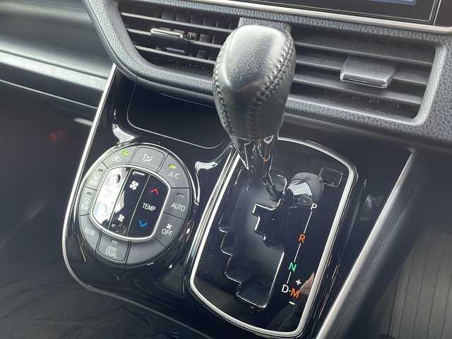 トヨタ ヴォクシー ZS 煌Ⅱ 岩手県 2019(令1)年 7.5万km ブラック 純正10インチナビ(CD/DVD/SD/ラジオ/BT)/純正フリップダウンモニター/フルセグテレビ/バックカメラ/両側パワースライドドア/プリクラッシュセーフティ/レーンディパチャーアラート/オートマチックハイビーム/クルーズコントロール/ビルトインETC/横滑り防止機能/コーナーセンサー/アイドリングストップ/プッシュスタート/スマートキー/ステアリングスイッチ/2列目サンシェード/純正16inアルミホイール/電動格納ミラー/ウィンカーミラー/ドアバイザー