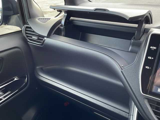 トヨタ ヴォクシー ZS 煌Ⅱ 岩手県 2019(令1)年 7.5万km ブラック 純正10インチナビ(CD/DVD/SD/ラジオ/BT)/純正フリップダウンモニター/フルセグテレビ/バックカメラ/両側パワースライドドア/プリクラッシュセーフティ/レーンディパチャーアラート/オートマチックハイビーム/クルーズコントロール/ビルトインETC/横滑り防止機能/コーナーセンサー/アイドリングストップ/プッシュスタート/スマートキー/ステアリングスイッチ/2列目サンシェード/純正16inアルミホイール/電動格納ミラー/ウィンカーミラー/ドアバイザー