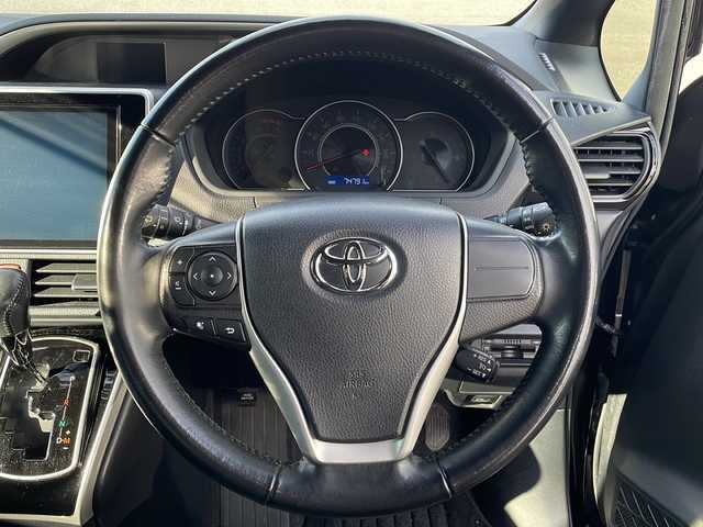 トヨタ ヴォクシー ZS 煌Ⅱ 岩手県 2019(令1)年 7.5万km ブラック 純正10インチナビ(CD/DVD/SD/ラジオ/BT)/純正フリップダウンモニター/フルセグテレビ/バックカメラ/両側パワースライドドア/プリクラッシュセーフティ/レーンディパチャーアラート/オートマチックハイビーム/クルーズコントロール/ビルトインETC/横滑り防止機能/コーナーセンサー/アイドリングストップ/プッシュスタート/スマートキー/ステアリングスイッチ/2列目サンシェード/純正16inアルミホイール/電動格納ミラー/ウィンカーミラー/ドアバイザー