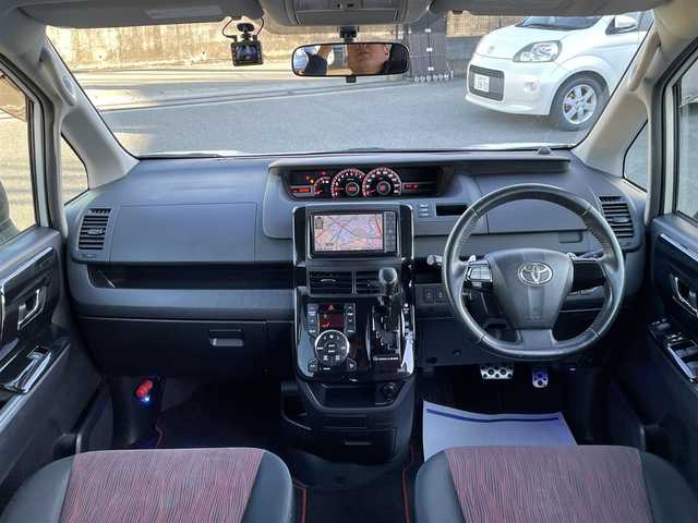 トヨタ ヴォクシー ZS G’sバージョンEDGE 山梨県 2010(平22)年 12.3万km ホワイトパールクリスタルシャイン (株)IDOMが運営する【じしゃロン甲府店】の自社ローン専用車両になります。/こちらは現金またはオートローンご利用時の価格です。自社ローンご希望の方は別途その旨お申付け下さい/スマートキー/両側パワースライドドア/純正ＨＤＤナビ・フルセグＴＶ/Ｂカメラ/ビルトインＥＴＣ/ＨＩＤオートライト/保証書・取説書