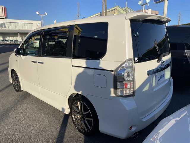 トヨタ ヴォクシー ZS G’sバージョンEDGE 山梨県 2010(平22)年 12.3万km ホワイトパールクリスタルシャイン (株)IDOMが運営する【じしゃロン甲府店】の自社ローン専用車両になります。/こちらは現金またはオートローンご利用時の価格です。自社ローンご希望の方は別途その旨お申付け下さい/スマートキー/両側パワースライドドア/純正ＨＤＤナビ・フルセグＴＶ/Ｂカメラ/ビルトインＥＴＣ/ＨＩＤオートライト/保証書・取説書