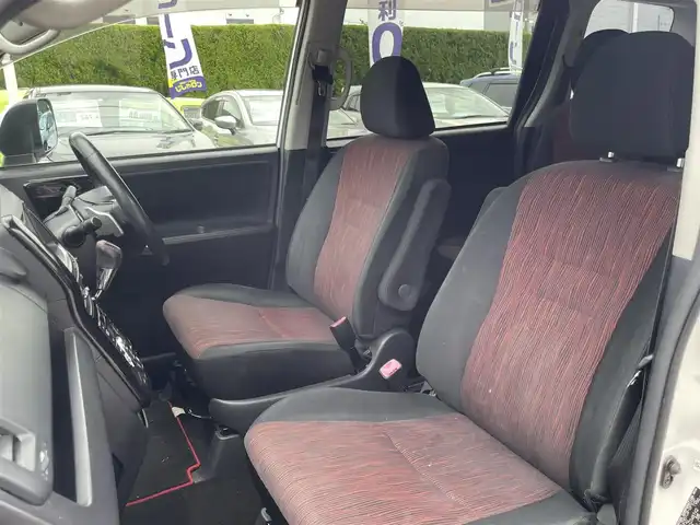 トヨタ ヴォクシー ZS G’sバージョンEDGE 山梨県 2010(平22)年 12.3万km ホワイトパールクリスタルシャイン (株)IDOMが運営する【じしゃロン甲府店】の自社ローン専用車両になります。/こちらは現金またはオートローンご利用時の価格です。自社ローンご希望の方は別途その旨お申付け下さい/スマートキー/両側パワースライドドア/純正ＨＤＤナビ・フルセグＴＶ/Ｂカメラ/ビルトインＥＴＣ/ＨＩＤオートライト/保証書・取説書