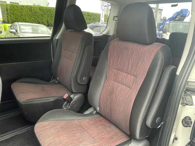 トヨタ ヴォクシー ZS G’sバージョンEDGE 山梨県 2010(平22)年 12.3万km ホワイトパールクリスタルシャイン (株)IDOMが運営する【じしゃロン甲府店】の自社ローン専用車両になります。/こちらは現金またはオートローンご利用時の価格です。自社ローンご希望の方は別途その旨お申付け下さい/スマートキー/両側パワースライドドア/純正ＨＤＤナビ・フルセグＴＶ/Ｂカメラ/ビルトインＥＴＣ/ＨＩＤオートライト/保証書・取説書