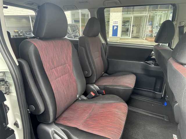 トヨタ ヴォクシー ZS G’sバージョンEDGE 山梨県 2010(平22)年 12.3万km ホワイトパールクリスタルシャイン (株)IDOMが運営する【じしゃロン甲府店】の自社ローン専用車両になります。/こちらは現金またはオートローンご利用時の価格です。自社ローンご希望の方は別途その旨お申付け下さい/スマートキー/両側パワースライドドア/純正ＨＤＤナビ・フルセグＴＶ/Ｂカメラ/ビルトインＥＴＣ/ＨＩＤオートライト/保証書・取説書