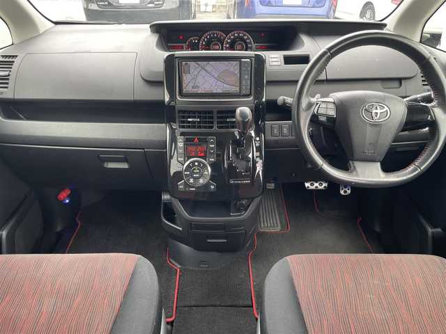 トヨタ ヴォクシー ZS G’sバージョンEDGE 山梨県 2010(平22)年 12.3万km ホワイトパールクリスタルシャイン (株)IDOMが運営する【じしゃロン甲府店】の自社ローン専用車両になります。/こちらは現金またはオートローンご利用時の価格です。自社ローンご希望の方は別途その旨お申付け下さい/スマートキー/両側パワースライドドア/純正ＨＤＤナビ・フルセグＴＶ/Ｂカメラ/ビルトインＥＴＣ/ＨＩＤオートライト/保証書・取説書