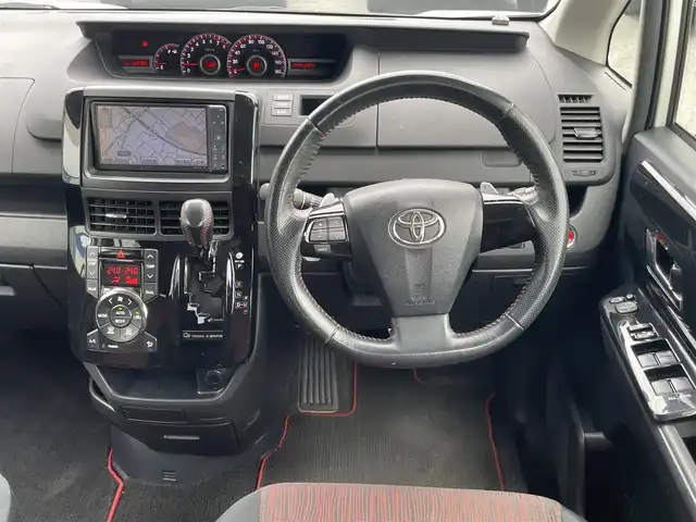 トヨタ ヴォクシー ZS G’sバージョンEDGE 山梨県 2010(平22)年 12.3万km ホワイトパールクリスタルシャイン (株)IDOMが運営する【じしゃロン甲府店】の自社ローン専用車両になります。/こちらは現金またはオートローンご利用時の価格です。自社ローンご希望の方は別途その旨お申付け下さい/スマートキー/両側パワースライドドア/純正ＨＤＤナビ・フルセグＴＶ/Ｂカメラ/ビルトインＥＴＣ/ＨＩＤオートライト/保証書・取説書