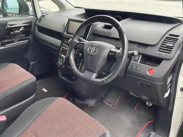 トヨタ ヴォクシー ZS G’sバージョンEDGE 山梨県 2010(平22)年 12.3万km ホワイトパールクリスタルシャイン (株)IDOMが運営する【じしゃロン甲府店】の自社ローン専用車両になります。/こちらは現金またはオートローンご利用時の価格です。自社ローンご希望の方は別途その旨お申付け下さい/スマートキー/両側パワースライドドア/純正ＨＤＤナビ・フルセグＴＶ/Ｂカメラ/ビルトインＥＴＣ/ＨＩＤオートライト/保証書・取説書