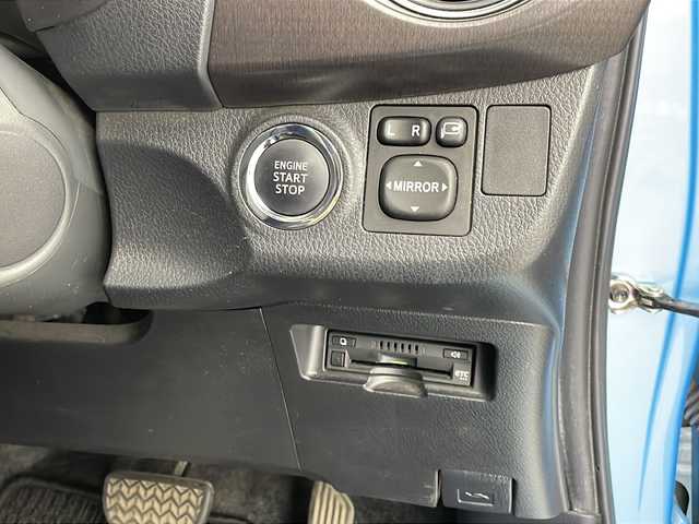 トヨタ ヴィッツ ジュエラ 栃木県 2016(平28)年 4.8万km クールソーダメタリック 純正7インチナビ/AM FM CD SD BT フルセグTV/トヨタセーフティセンス/・オートマチックハイビーム/・衝突軽減ブレーキ/・レーンアシスト/・先行車発進お知らせ/ETC/ドライブレコーダー/アイドリングストップ/ナノイー発生器/LEDヘッドライト/オートライト/オートエアコン/ステアリングスイッチ/電動格納ミラー/純正フロアマット