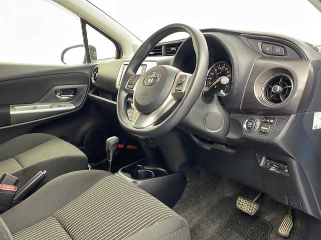 トヨタ ヴィッツ ジュエラ 栃木県 2016(平28)年 4.8万km クールソーダメタリック 純正7インチナビ/AM FM CD SD BT フルセグTV/トヨタセーフティセンス/・オートマチックハイビーム/・衝突軽減ブレーキ/・レーンアシスト/・先行車発進お知らせ/ETC/ドライブレコーダー/アイドリングストップ/ナノイー発生器/LEDヘッドライト/オートライト/オートエアコン/ステアリングスイッチ/電動格納ミラー/純正フロアマット