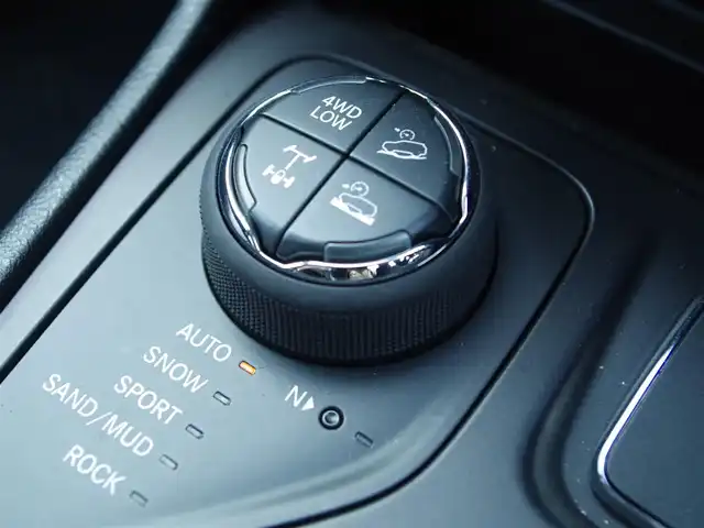 クライスラー・ジープ ジープ チェロキー 埼玉県 2019(令1)年 5.7万km 白 ブラックレザーシート/アダプティブクルーズコントロール/バックカメラ/ブラインドスポットモニター/Uconnectナビ/パークセンサー/レーンキープアシスト/フルセグTV/電動リアゲート/ETC/ドラレコ/冬タイヤ