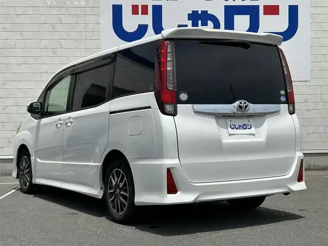 トヨタ ノア Si 長崎県 2014(平26)年 12.4万km ホワイトパールクリスタルシャイン (株)IDOMが運営する【じしゃロン長崎店】の自社ローン専用車両になりますこちらは現金またはオートローンご利用時の価格です。自社ローンご希望の方は別途その旨お申付け下さい/ナビ　/フリップダウンモニター　/両側パワースライドドア　/バックカメラ　/ＬＥＤヘッドライト　/フォグランプ　/オートライト　/シートカバー　/プッシュスタート　/スマートキー　/電格ミラー　/アイドリングストップ