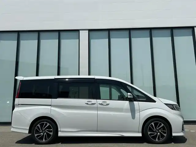 ホンダ ステップワゴン スパーダ クルスピセンシング 大阪府 2020(令2)年 3.2万km プラチナホワイトパール 純正10インチナビ/   フルセグTV/CD/DVD/Bluetooth/USB/全方位モニター/後席モニター/衝突軽減ブレーキ/横滑り防止装置/前席シートヒーター/両側パワースライドドア/レーダークルーズコントロール/レーンキープアシスト/パドルシフト/アイドリングストップ/前後ドライブレコーダー/純正17インチアルミホイール/純正フロアマット/プッシュスタート/スマートキー/ETC/LED