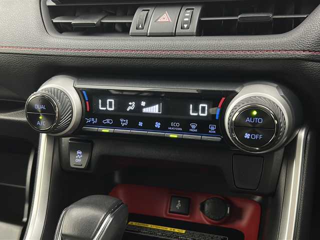 トヨタ ＲＡＶ４ アドベンチャー オフロードPKG 宮城県 2021(令3)年 6万km スーパーホワイトⅡ Toyota Safety Sense/・プリクラッシュセーフティ/・レーントレーシングアシスト/・オートマチックハイビーム/・レーダークルーズコントロール/純正9インチＤＡナビ/・BT.USB.Miracast/デジタルインナーミラー/寒冷地仕様/レザーシート/Ｄ席パワーシート/ビルトインＥＴＣ/ワイヤレス充電器/ルーフレール/LEDヘッドライト/LEDフォグライト/プッシュスタート/スマートキー×2/アイドリングストップ/社外16インチAW/純正フロアマット/ラゲッジマット/横滑り防止