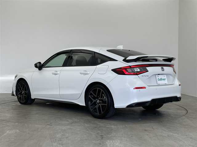 ホンダ シビック e:HEV 埼玉県 2022(令4)年 3.1万km プラチナホワイトパール 純正ディスプレイオーディオ　バックカメラ　ＢＳＭ　ビルトインＥＴＣ２．０　前後ドラレコ　ＢＯＳＥ　ホンダセンシング　アダクティブクルーズコントロール　シートヒーター　ワイヤレス充電　ＬＥＤライト　ＴＶ