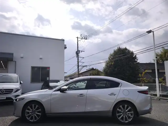 マツダ マツダ３セダン 20S プロアクティブ 熊本県 2021(令3)年 1.3万km ソニックシルバーM ワンオーナー/純正ナビ/【フルセグテレビ/Bluetooth/USB/HDMI/CD/DVD】/360°ビューモニター/クルーズコントロール/衝突被害軽減ブレーキ/レーンキープアシスト/ブラインドスポットモニター/ステアリングスイッチ/パーキングセンサー/電子パーキング/オートホールド/オートハイビーム/純正18インチアルミホイール/アイドリングストップ/横滑り防止/MTモード/パドルシフト/ウインカーミラー/取扱説明書