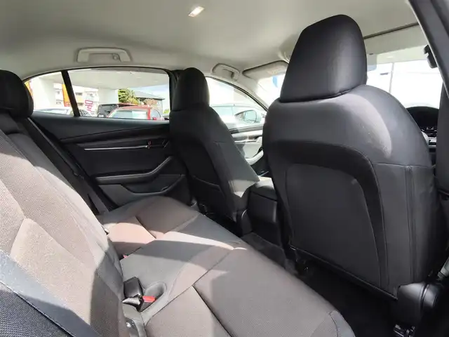 マツダ マツダ３セダン 20S プロアクティブ 熊本県 2021(令3)年 1.3万km ソニックシルバーM ワンオーナー/純正ナビ/【フルセグテレビ/Bluetooth/USB/HDMI/CD/DVD】/360°ビューモニター/クルーズコントロール/衝突被害軽減ブレーキ/レーンキープアシスト/ブラインドスポットモニター/ステアリングスイッチ/パーキングセンサー/電子パーキング/オートホールド/オートハイビーム/純正18インチアルミホイール/アイドリングストップ/横滑り防止/MTモード/パドルシフト/ウインカーミラー/取扱説明書