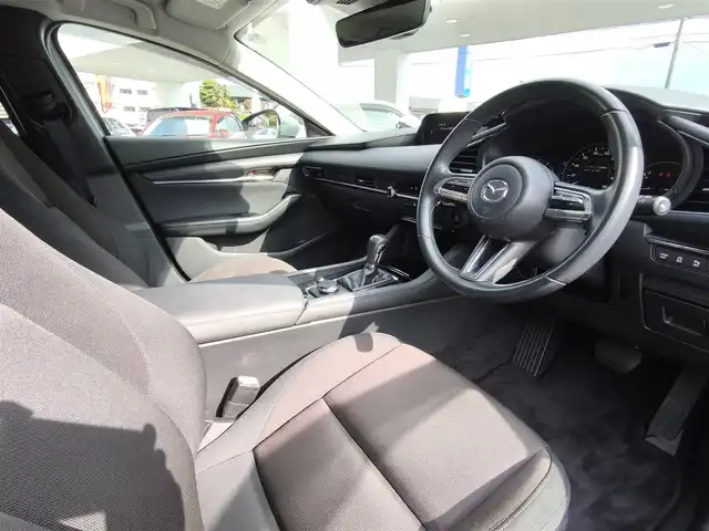 マツダ マツダ３セダン 20S プロアクティブ 熊本県 2021(令3)年 1.3万km ソニックシルバーM ワンオーナー/純正ナビ/【フルセグテレビ/Bluetooth/USB/HDMI/CD/DVD】/360°ビューモニター/クルーズコントロール/衝突被害軽減ブレーキ/レーンキープアシスト/ブラインドスポットモニター/ステアリングスイッチ/パーキングセンサー/電子パーキング/オートホールド/オートハイビーム/純正18インチアルミホイール/アイドリングストップ/横滑り防止/MTモード/パドルシフト/ウインカーミラー/取扱説明書