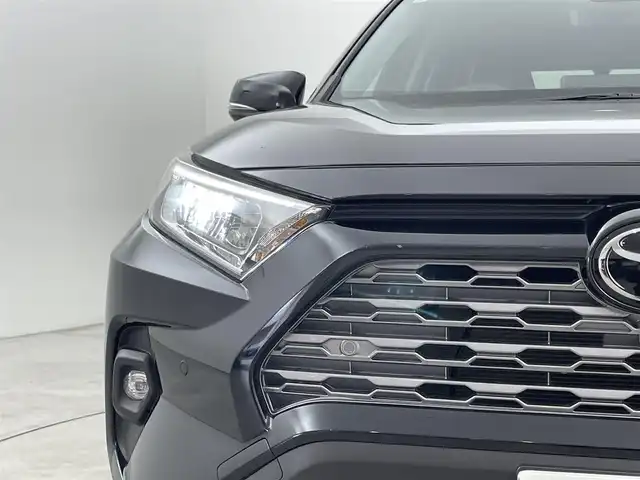 トヨタ ＲＡＶ４ G Zパッケージ 福岡県 2024(令6)年 0.9万km アティチュードブラックマイカ ワンオーナー　/純正１０．５型DAナビ／フルセグTV　/全方位カメラ　/ワイヤレス充電　/デジタルインナーミラー　/ビルトインETC2.0　/前後ドラレコ　/トヨタセーフティセンス　/レーダークルーズコントロール　/コーナーセンサー　/衝突軽減ブレーキ　/レーンキープ　/アクセル踏み間違い防止　/ブラインドスポットモニター　/ヒルディセントコントロール　/シートベンチレーション／ヒーター　/ステアリングヒーター　/シートメモリー付きパワーシート　/パワーバックドア　/純正１９インチアルミホイール　/LEDヘッドライト　/ルーフレール　