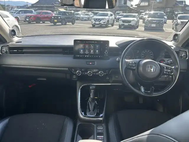 ホンダ ヴェゼル ハイブリッド e:HEV Z 熊本県 2021(令3)年 5万km クリスタルブラックパール 純正メモリナビ/AM/FM/BT/Applecarplay/AndroidAuto/フルセグTV/ビルトインETC2，0/バックカメラ（全周囲）/ドライブレコーダー（前後）/ABS/横滑り防止装置/路外逸脱抑制機能/ブラインドスポットインフォメーション/コーナーセンサー/踏み間違い衝突軽減システム/衝突軽減ブレーキ/ダウンヒルアシストコントロール/電動リアゲート/置くだけ充電/電子パーキング/ブレーキホールド/ハーフレザーシート/シートヒーター（D/N)/純正革巻きステアリング/ステアリングスイッチ/ステアリングパドル/電動格納ミラー/ウィンカーミラー/LEDヘッドライト/オートライト/オートマチックハイビーム/フォグランプ/トノカバー/ドアバイザー/純正フロアマット