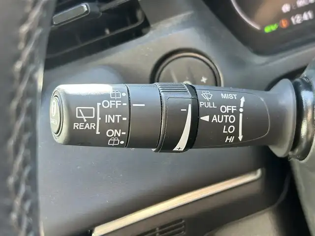 ホンダ ヴェゼル ハイブリッド e:HEV Z 熊本県 2021(令3)年 5万km クリスタルブラックパール 純正メモリナビ/AM/FM/BT/Applecarplay/AndroidAuto/フルセグTV/ビルトインETC2，0/バックカメラ（全周囲）/ドライブレコーダー（前後）/ABS/横滑り防止装置/路外逸脱抑制機能/ブラインドスポットインフォメーション/コーナーセンサー/踏み間違い衝突軽減システム/衝突軽減ブレーキ/ダウンヒルアシストコントロール/電動リアゲート/置くだけ充電/電子パーキング/ブレーキホールド/ハーフレザーシート/シートヒーター（D/N)/純正革巻きステアリング/ステアリングスイッチ/ステアリングパドル/電動格納ミラー/ウィンカーミラー/LEDヘッドライト/オートライト/オートマチックハイビーム/フォグランプ/トノカバー/ドアバイザー/純正フロアマット