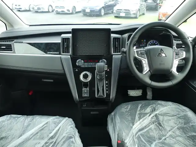 三菱 デリカＤ：５ シャモニー 千葉県 2025(令7)年 0.1万km未満 白Ⅱ CHAMONIX (8人)　4WD　e-Assist/オリジナルナビ取付パッケージ＋リアモニター取付パッケージ(25/300)　ステップレス　（8人）/e-Assist/・衝突被害軽減ブレーキシステム（FCM）/・車線逸脱警報システム（LDW）/・レーダークルーズコントロールシステム（ACC）/・誤発進抑制機能（前進＆後退時）（UMS）/・オートマチックハイビーム[AHB]/両側パワースライドドア/エレクトリックテールゲート/マルチアラウンドモニター/運転席パワーシート/前席シートヒーター/ステアリングヒーター/ステアリングスイッチ/革巻きステアリング/パドルシフト/純正18インチアルミホイル/サイド/カーテンエアバッグ/キーレスオペレーションシステム