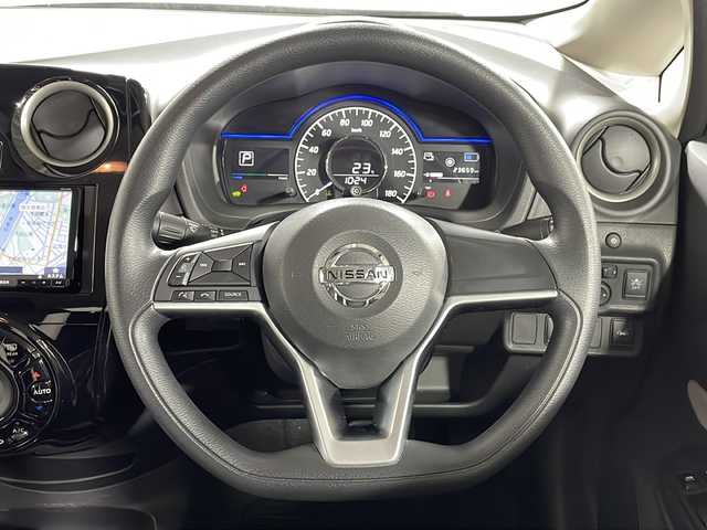 日産 ノート e－パワー X Vセレクション 広島県 2020(令2)年 2.4万km ブリリアントシルバー 禁煙/インテリジェントアラウンドビューモニター/社外ナビ/インテリジェントルームミラー/インテリジェントエマージェンシーブレーキ/車線逸脱警報/踏み間違い防止/ハイビームアシスト/フロント/バックソナー/LEDヘッドランプ/オートライト/純正15インチアルミホイール/スマートキー/ETC