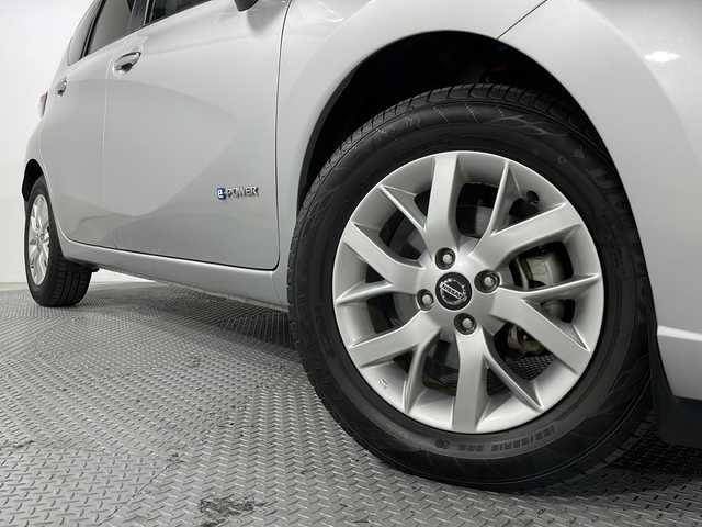 日産 ノート e－パワー X Vセレクション 広島県 2020(令2)年 2.4万km ブリリアントシルバー 禁煙/インテリジェントアラウンドビューモニター/社外ナビ/インテリジェントルームミラー/インテリジェントエマージェンシーブレーキ/車線逸脱警報/踏み間違い防止/ハイビームアシスト/フロント/バックソナー/LEDヘッドランプ/オートライト/純正15インチアルミホイール/スマートキー/ETC