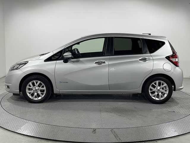 日産 ノート e－パワー X Vセレクション 広島県 2020(令2)年 2.4万km ブリリアントシルバー 禁煙/インテリジェントアラウンドビューモニター/社外ナビ/インテリジェントルームミラー/インテリジェントエマージェンシーブレーキ/車線逸脱警報/踏み間違い防止/ハイビームアシスト/フロント/バックソナー/LEDヘッドランプ/オートライト/純正15インチアルミホイール/スマートキー/ETC